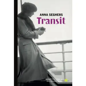  Marseille, sommaren 1940. Under ockupationen av Frankrike blir den gamla hamnstaden en tillflyktsort för tiotusentals människor som är förföljda av nazisterna. Man jagar febrilt efter visum, intyg och stämplar för att kunna rädda sig över Atlanten. En av dem är en ung man som flytt från ett koncentrationsläger. Med sig har han en resväska som tillhört en författare vid namn Weidel. Snart börjar han utge sig för att vara Weidel, och när han så småningom lär känna den riktige Weidels hustru börjar en kärlekshistoria som är lika vindlande och labyrintisk som staden Marseille.Transit är många romaner i en; en gripande skildring av flyktens och exilens villkor, en hyllning till motståndet och människans okuvliga livsvilja, men också en raffinerad lek med identiteter och förväxlingar. Därtill en av de vackraste kärleksromaner som skrivits på tyska, och ett av den tyska exillitteraturens mest brinnande aktuella mästerverk.Röster om boken: Det här är nästan det bästa jag läst. Anna Seghers skriver en skenbart enkel prosa som samtidigt är rakbladsvass och lika angelägen nu som då. Katarina Wikars, Kulturnytt i P1, SR En enastående roman, en mörk existentiell thriller, som skildrar flyktingens gungfly till tillvaro på ett sätt som bara den som har upplevt den kan. Yukiko Duke, Vi Läser  Detta är totalt absorberande läsning och en av de absolut bästa böcker jag läst inom genren. Elisabeth Brännström, Opulens
