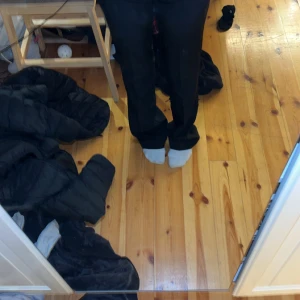 Svarta kostymbyxor - Säljer ett par svarta kostymbyxor i bra skick. De har en klassisk design med dragkedja. Perfekta för både jobb och festliga tillfällen. Passformen är normal och de är gjorda i ett bekvämt material som känns skönt mot huden. Använda en gång och då fått en liten fläck men ska tvätta bort de bara 