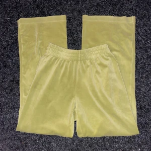 Gröna mjukisbyxor - Här har vi ett par sköna och mjuka gröna mjukisbyxor. De har en loose passform med rätt så fast band runt midjan. Och är perfekta för en avslappnad dag hemma. Byxorna är tillverkade i ett mjukt material som känns härligt mot huden. 