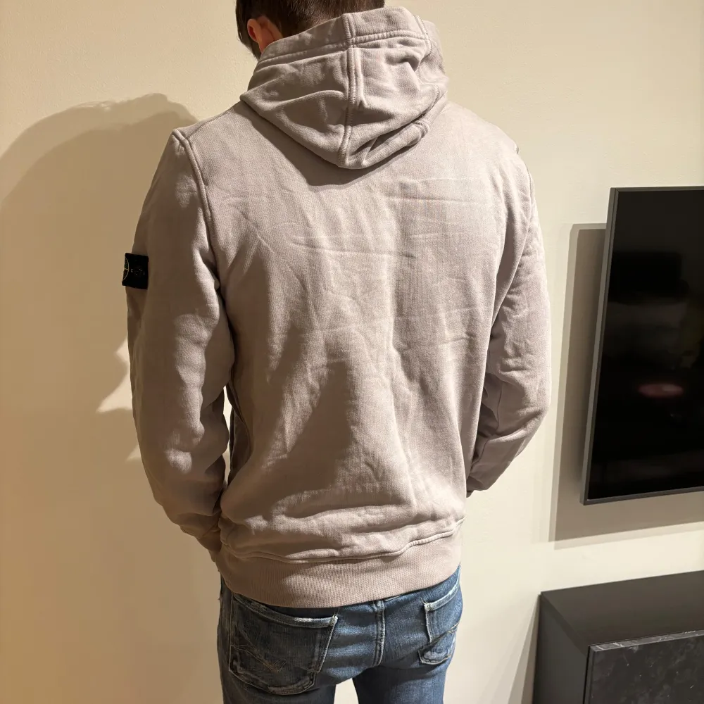 Ljusgrå hoodie från Stone Island, storleken är junior men passar perfekt på någon som har S. Hoodies.