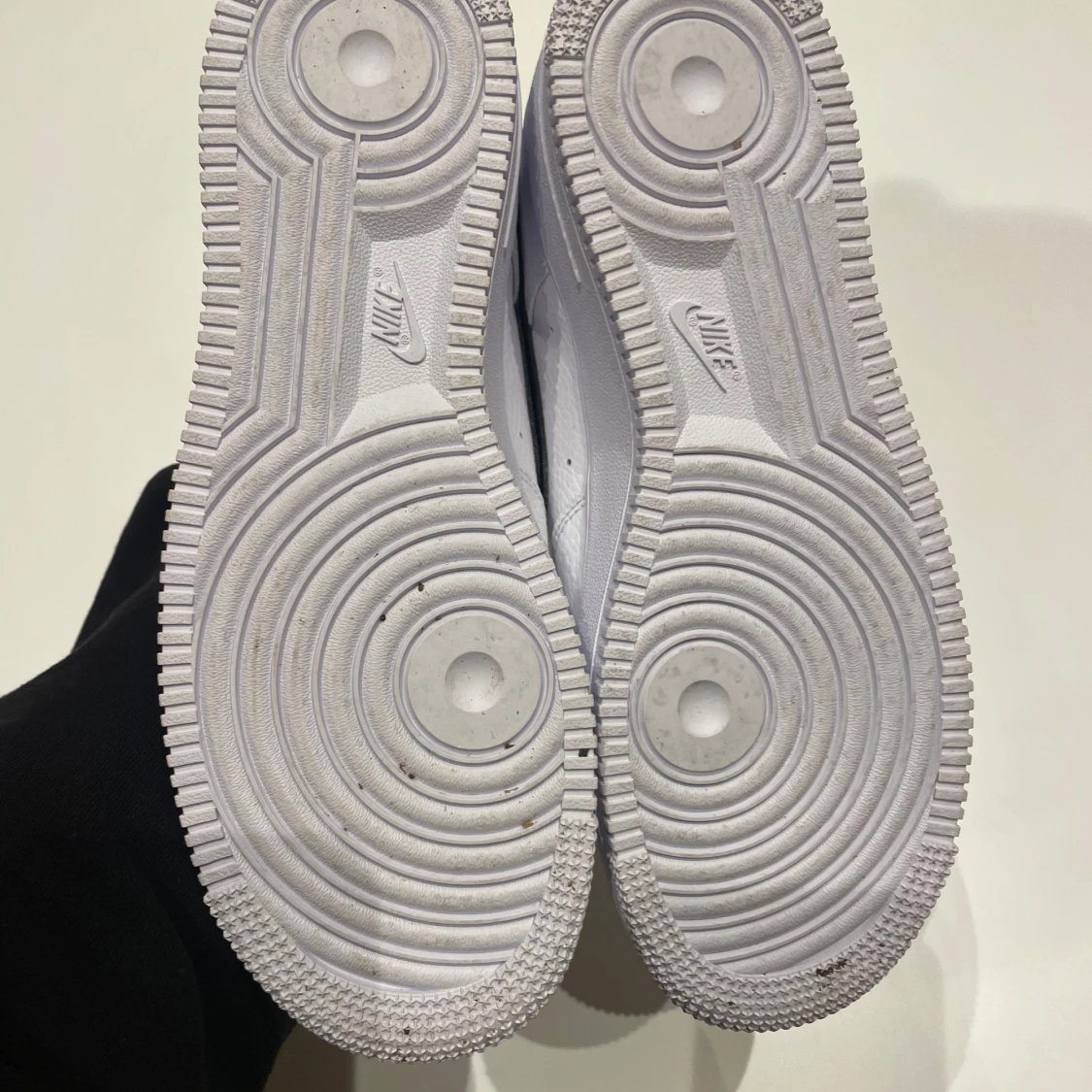 Nike Air Force 1 i vitt och svart - 92