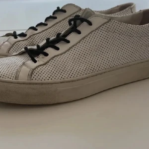 Common projekts - Hej! Nu säljer jag mina common projekts. Skorna är stilrena och passar till allt. Dom är använda men fortfarande i bra skick. Ny pris 4000, mitt pris 299. Dom är autentiska. Om ni har några funderingar så hör av er.