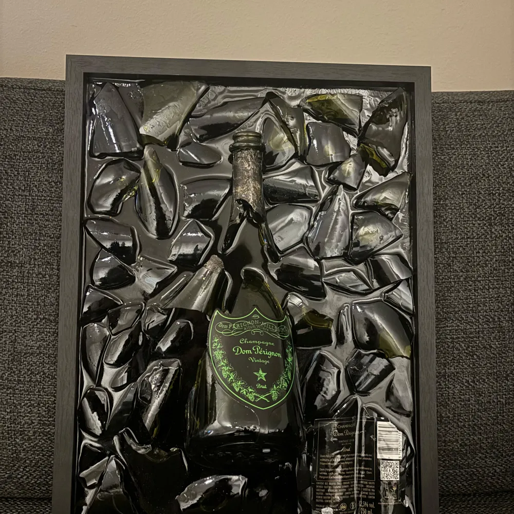 Vi säljer en sjukt fet och eftertraktad Dom Pérignon tavla med belysning. Man kan enkelt byta batteri vid behov. Storlek 30x40 cm. Vid intresse eller fler frågor kontakta oss// märkes banken. Övrigt.