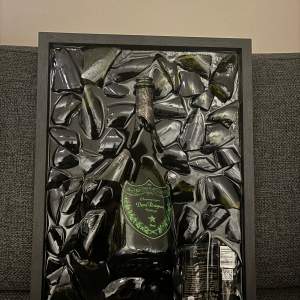 Vi säljer en sjukt fet och eftertraktad Dom Pérignon tavla med belysning. Man kan enkelt byta batteri vid behov. Storlek 30x40 cm. Vid intresse eller fler frågor kontakta oss// märkes banken