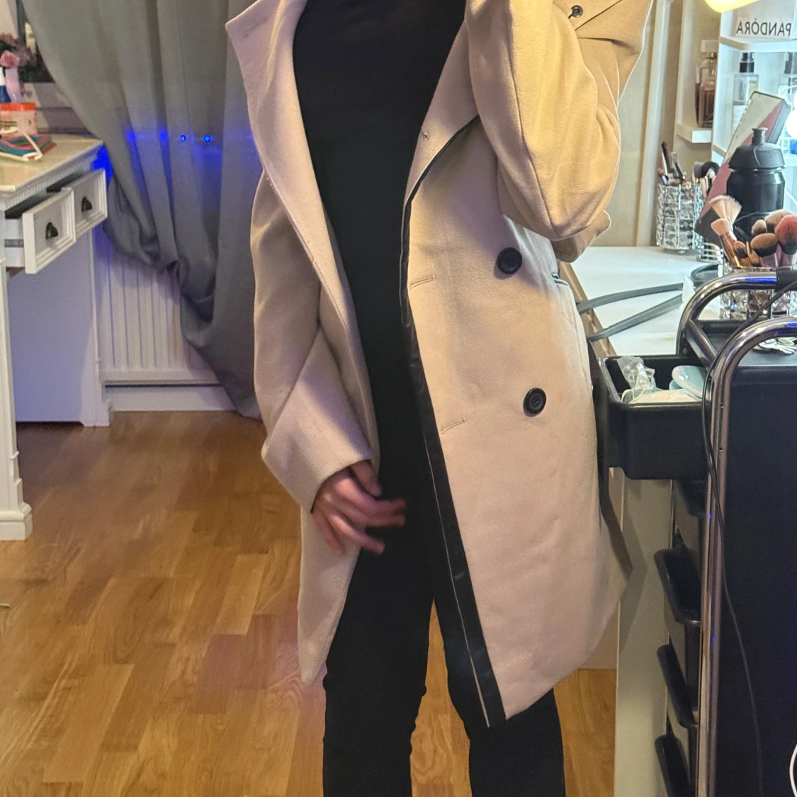 Beige kappa med svarta knappar - 93