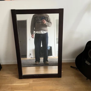 Blå loose fit jeans från H&M - Säljer ett par blå loose fit jeans från H&M i storlek 32/32. De är i bra skick och perfekta för en avslappnad stil. 