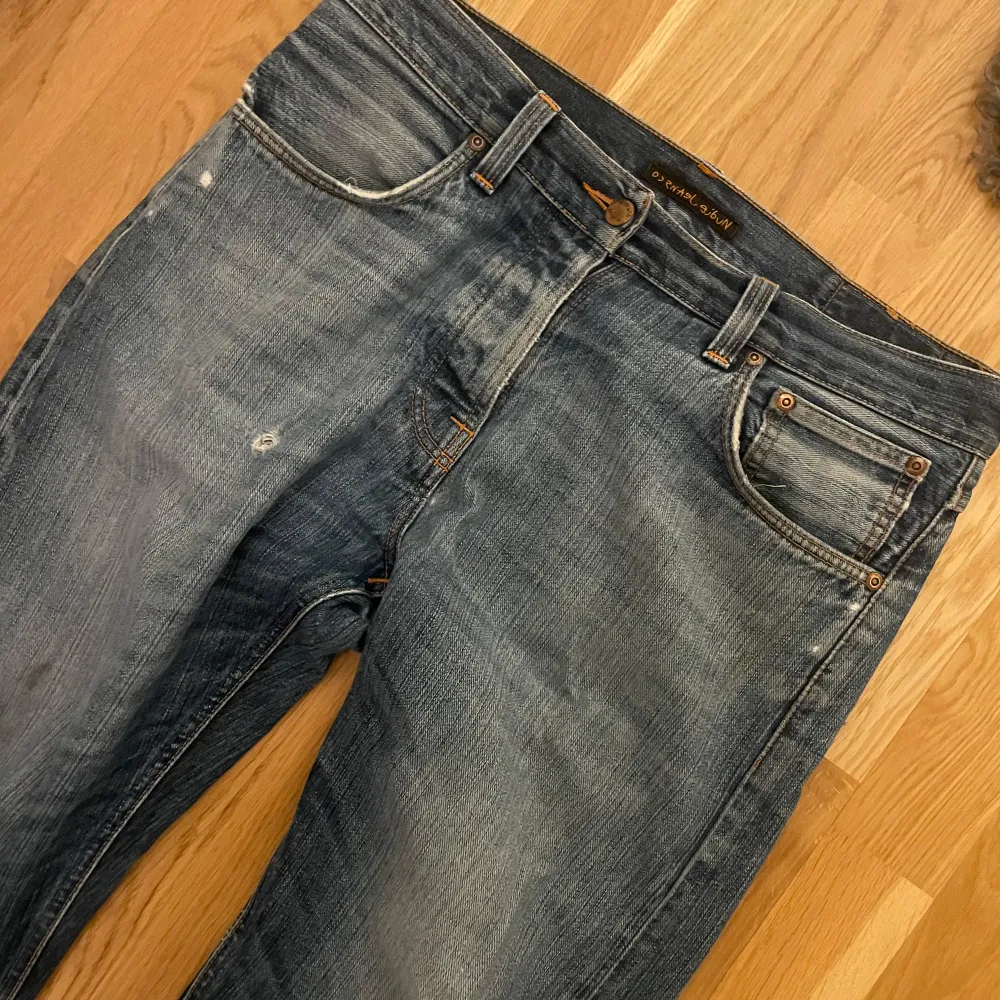 Ett par super snygga nudie jeans • Storlek 32/32 • Har två små defekter • Skriv vid frågor eller funderingerar • Nypris ca 1600kr/Mitt pris: 399kr. Jeans & Byxor.