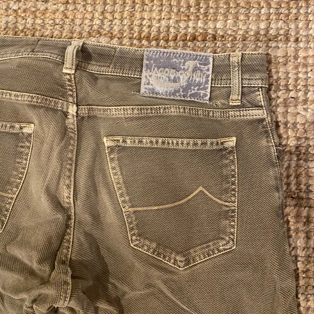 Säljer ett par snygga beige vintage jeans från Jacob Cohen. De har en slim passform och är i bra skick. Byxorna har en klassisk femficksdesign med dragkedja och knapp. Perfekta för både vardag och fest! . Jeans & Byxor.