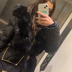Svart pälsjacka - En varm svart pälsjacka perfekt för nu till vintern. Nypris 1300kr men jag säljer för 499kr. Den är jätte varm så man kmr inte att frysa. Den har ett bälte som är jätte fin och som kommer framhäva dina former mer än vad andra jackor gör💕Skriv för mer bilder om du vill!