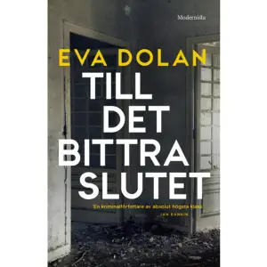 Ny hyllad thriller av en av Storbritanniens främsta deckarförfattare Vald till Månadens kriminalroman i The TimesElla Riordan är en samhällsaktivist som blev känd när hon misshandlades av polisen under en protestaktion. Nu ockuperar hon en byggnad vars ägare säger upp hyresgäster för att kunna omvandla huset till lyxiga bostadsrätter. Hon är fast besluten att stanna kvar och skydda de få kvarvarande hyresgästerna, trots dödshot. Men när Ella återvänder till sin lägenhet en sen kväll efter en fest uppe på taket med sina medockupanter möts hon av en fasansfull scen. I panik ringer hon sin granne Molly, som övertygar henne om att polisen inte kommer att tro på hennes berättelse.Tillsammans gör de upp en makaber plan. Men deras hemlighet riskerar snart att bli avslöjad. En granne berättar för Molly att han hört Ella gräla med en man i trapphuset. Misstron mellan Ella och Molly växer och efterverkningarna av den ödesdigra natten hotar att förändra båda deras liv för alltid. EVA DOLAN är en brittisk kriminalförfattare vars debutroman Lång väg hem var den första delen i en av de mest hyllade brittiska kriminalserierna på senare år. Den följdes av Döda talar inte, som blev lika omskriven och bland annat nominerades till Theakston Old Peculier Crime Novel of the Year 2016, och nästa del i serien, Efter din död valdes till en av årets bästa deckare i DN. Till det bittra slutet är hennes nya, helt fristående thriller, redan hyllad i England och USA. »Eva Dolan är en deckarförfattare som vågar gå på djupet.« | Maria Näslund, GP     Format Inbunden   Omfång 349 sidor   Språk Svenska   Förlag Modernista   Utgivningsdatum 2019-01-31   Medverkande Carla Wiberg   ISBN 9789177816027  