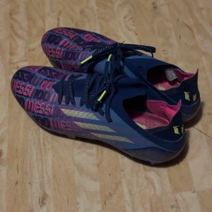 Adidas speedflow x Messi fotbollsskor - Säljer mina adidas speedflows som jag har endast används 1-2 träningar! Skorna används inte mer pågrund av för stor storlek! Vet inte hur ja ska skriva storleken men ni ser själv! Skorna är köpta för 1750kr på unisport! Skorna är ett mycket bra skick! De finns inga repor på skorna alls!