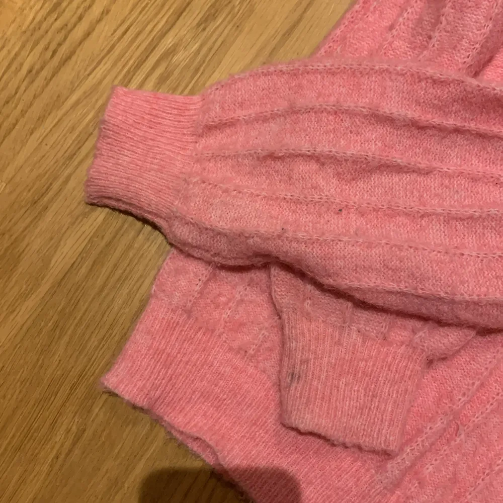 Säljer en superfin rosa stickad tröja från Vero Moda. Den har en mysig och varm känsla med långa ärmar och ribbade muddar. Perfekt för både höst och vinter! 💖(är lite nopprig! Men enligt mig intyget som märks mycket.). Tröjor & Koftor.