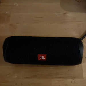 Jbl flip 5 - Jbl högtalare som funkar utmärkt har bra ljud och perfekt till sommaren 