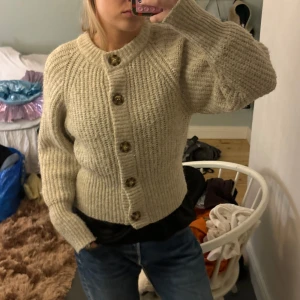 Beige stickad kofta med knappar zara - Säljer en supermysig beige stickad kofta med stora knappar framtill. 🌟🌟