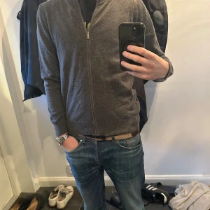 Grå kofta från Zegna - Säljer en stilren grå kofta från Zegna i ny skick aldrig använd med lapp. Den är i bomul och nypris från deras hemsida är cirka 10 000. Han i första bilden är 180, vid fler frågor skicka gärna ett meddelande. 