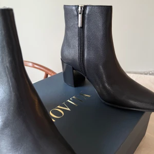 Svarta boots från Novita - Snygga svarta boots i skinn från Novita. De har en stilren design med dragkedja på sidan och en bekväm klack. Perfekta för både vardag och fest! 🖤