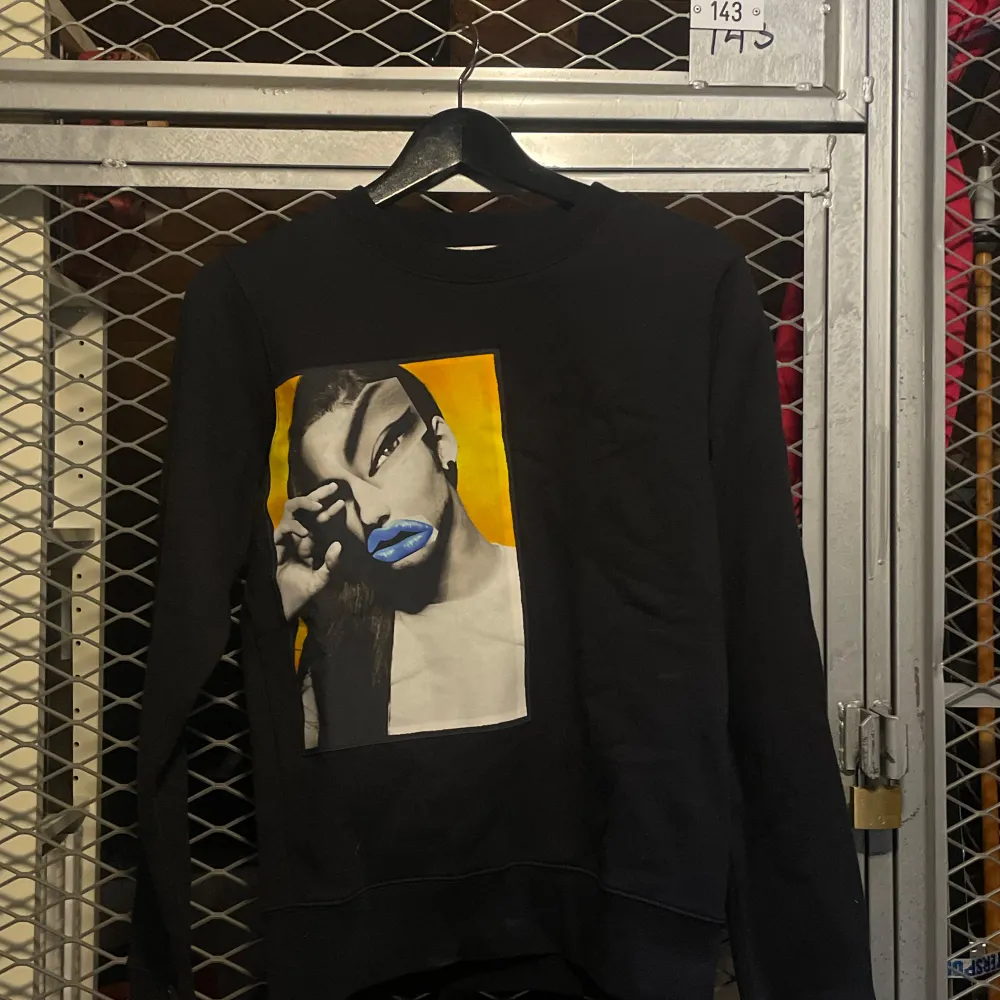 Säljer en tröja från Acne Studios med ett unikt tryck på framsidan. Tröjan är i bra skick, använd ungefär tre gånger. Modell: Vermina portrait crewneck SS15. Storlek S, ganska liten i storleken.. Tröjor & Koftor.