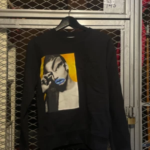 Svart tröja från Acne Studios - Säljer en tröja från Acne Studios med ett unikt tryck på framsidan. Tröjan är i bra skick, använd ungefär tre gånger. Modell: Vermina portrait crewneck SS15. Storlek S, ganska liten i storleken.