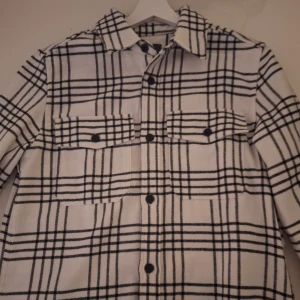 Over shirt - Köpte i onödan vill ha den såld
