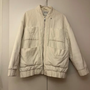 Creme vit manchesterjacka från Carin Wester - Säljer en superfin cremevit manchesterjacka från Carin Wester i storlek S. Jackan har en dragkedja framtill och långa ärmar. Perfekt för höst och vår med sin stilrena look och bekväma passform. Dessutom fodrad! Lite overzise, bilden gör inte jackan riktigt rättvisa…
