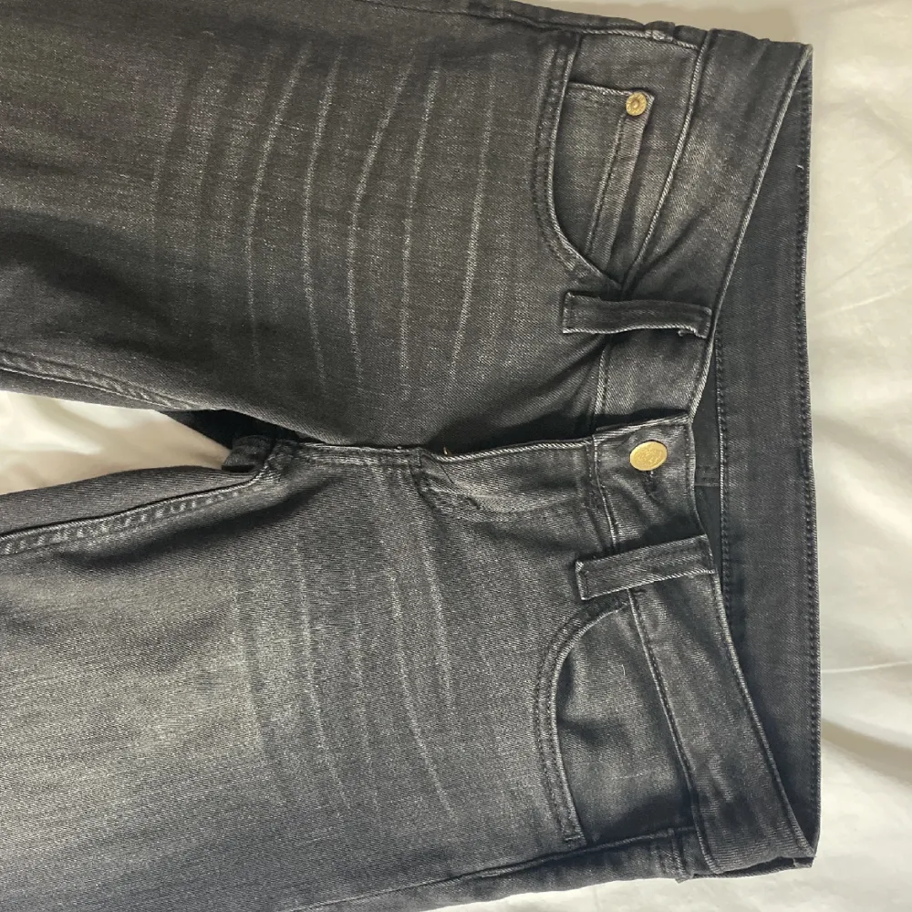 Svarta/ gråa jeans från weekday( Cheap monday ) midjemått 37 ( stretchiga ) innerbensmått 89 passar mig som är 175 storlekarna är väldigt små så de är storlek 29/34 men passar mig som vanligtvis brukar ha 25/26. Jeans & Byxor.