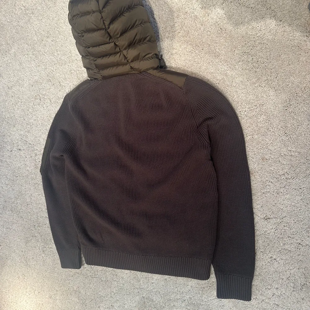 Moncler ”tricot” cardigan. Storlek Xl passar L. Skick 9/10 väldigt fint. Pris 5799kr nypirs 10.800kr. Jackor.