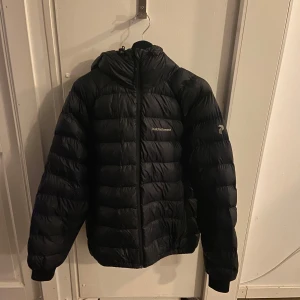 Svart pufferjacka från Peak Performance - Hej, jag säljer en snygg pufferjacka från Peak Performance i storlek L. Jackan är i gott skick men med några enstaka defekter. Dock är jackan väldigt bekväm och bra på att hålla värmen. En perfekt jacka för kalla vinterdagar! ❄️                                             Priset kan gå ner mycket vid en snabb och smidig affär! 