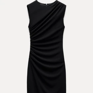 Svart Zara klänning  - klänning från zara med detaljer på sidan. Helt oanvänd med lapp kvar. Strlk XS