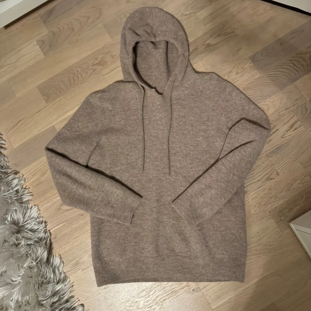 Tja säljer denna merinoull hoodie som inte kommer till användning // jättefint skick inga defekter// Size Xs // . Hoodies.