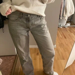 Grå jeans - Säljer ett par grå jeans i bra skick. De har en klassisk femficksdesign och normal passform. Perfekta för både vardag och fest! 🖤