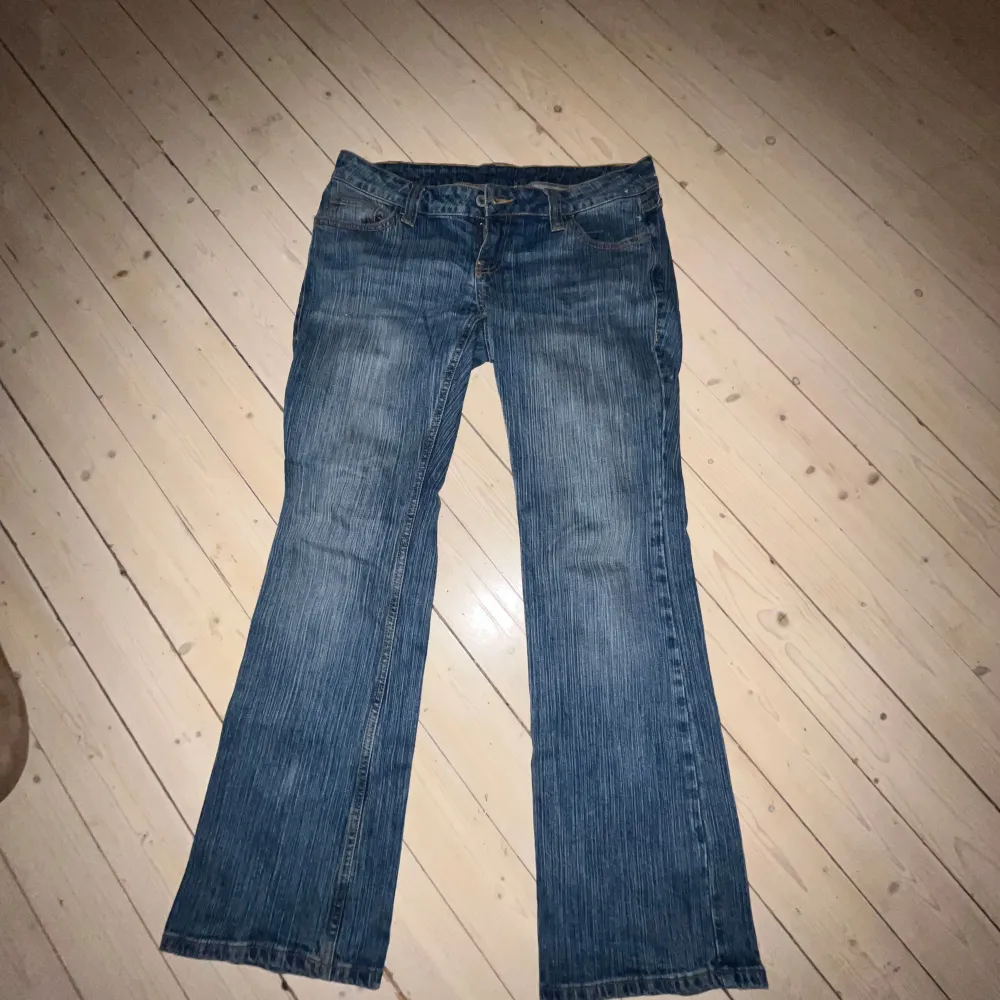 Lågmidjade jeans från brandy melville, och tidigare köpt här på Plick. Inte jätte använda i skulle säga att de är fint skick. När jag köpte dem så stod de att jeansen var onesize men skulle säga M. Jeans & Byxor.