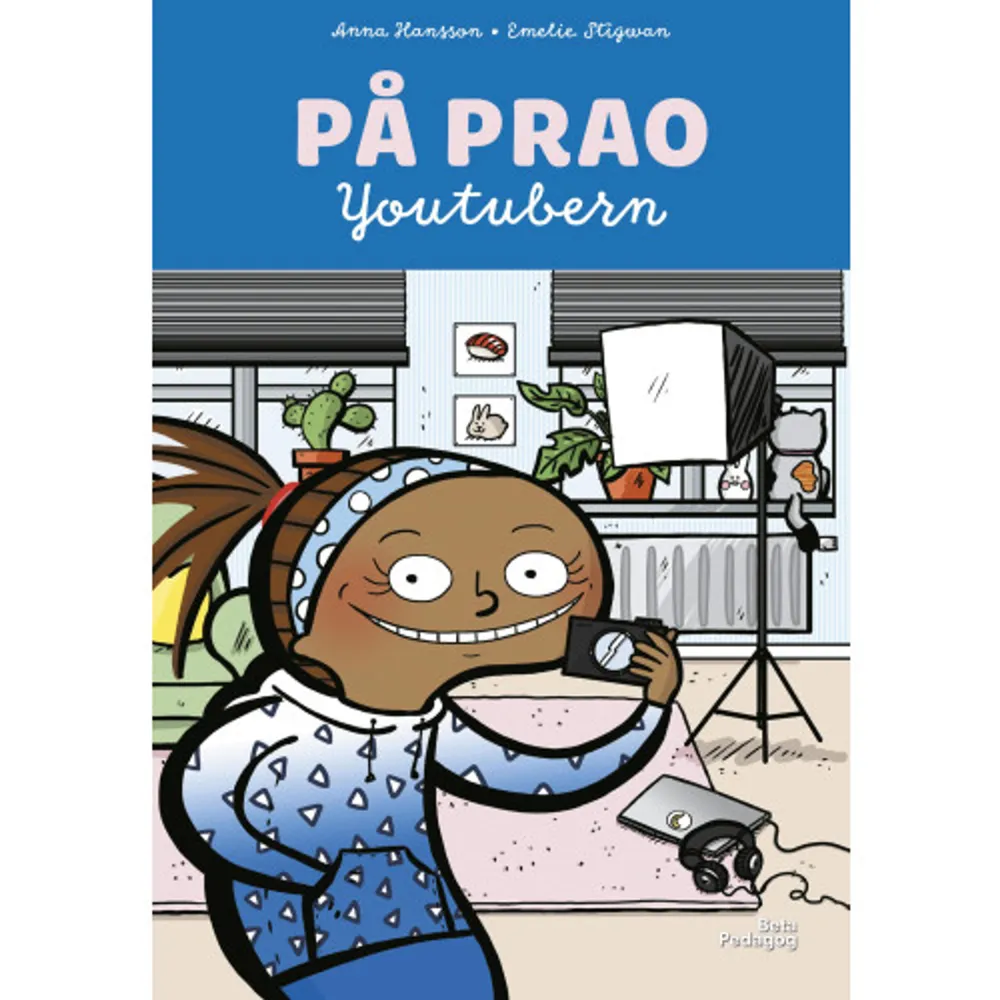 Följ med eleverna i klass 2B på prao. Roliga bilder och berättelser med knorr. Kanske lär du dig en del nya ord också. Minoo har längtat länge efter den här dagen. Hon följer många youtubers men Vanja är hennes favorit. Nu ska hon få vara med Vanja en hel dag, och prova hennes jobb. De testar först att ljudet är bra, men när filmkameran startar blir Minoo så nervös att hon inte får fram ett ljud. Hur ska hon klara det här? På prao är en serie lättlästa böcker som utspelar sig i vardagliga miljöer. Böckerna lockar till läsning och bidrar samtidigt till en ökad ordförståelse. Youtubern har läsbarhetsindex (lix) 16. Anna Hansson är utbildad lärare och skriver böcker som hon själv hade velat läsa som barn. Spännande, fantasifulla och roliga. Emelie Stigwan illustrerar serier och böcker för barn. Hennes bilder kännetecknas av färg, humor och ett öga för detaljer. Provläs boken på www.betapedagog.se. Format Inbunden Omfång 31 sidor Språk Svenska Förlag Beta Pedagog AB Utgivningsdatum 2019-09-18 Medverkande Emelie Stigwan ISBN 9789188871046 . Böcker.