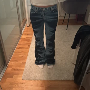 Blå bootcut jeans från Weekday - Säljer ett par snygga blå bootcut jeans från Weekday i modellen Nova. De är lowaist och bootcut. Jeansen är aldrig använda!