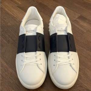 Säljer ett par snygga Valentino Garavani sneakers för endast 1499 kr sjukt bra kvalitet, helt nya kommer med boxen, har i alla storlekar. Hör av er vid intresse 😇🙏