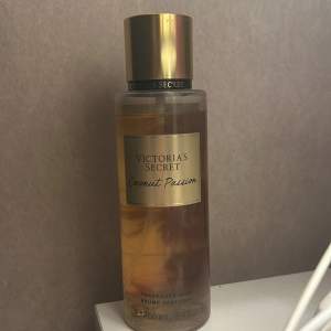 Säljer en fräsch Coconut Passion Fragrance Mist från Victoria's Secret. Flaskan är 250 ml och är nästan helt full. Nyspris 350