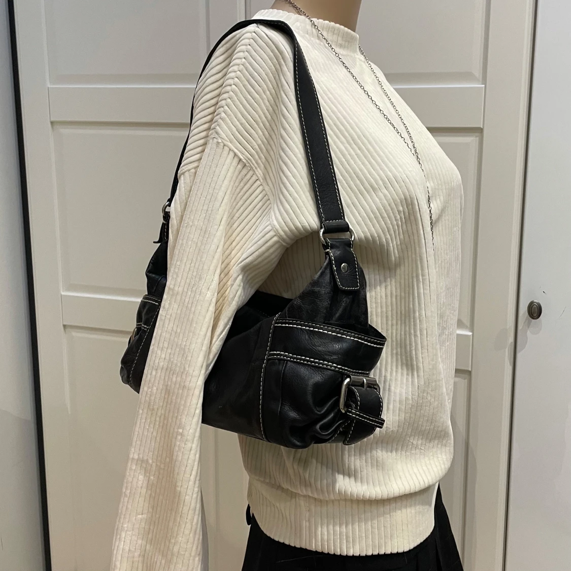 Svart axelväska i fejkskinn - 92