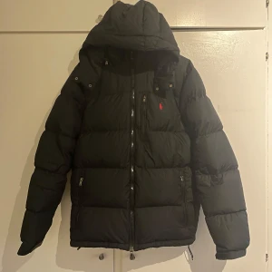 Ralph lauren jacka - Vinterjacka från Ralph Lauren, storlek M, mycket bra skick, använd en förra vintern, kom privat för fler bilder eller frågor! INGA DEFEKTER!