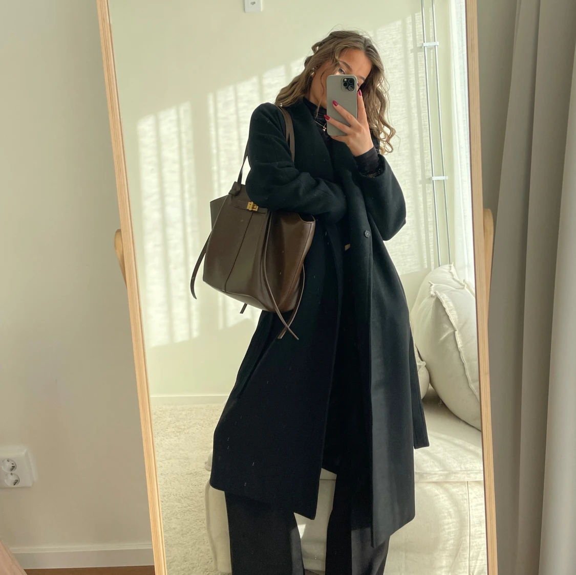 Svart kappa med bälte