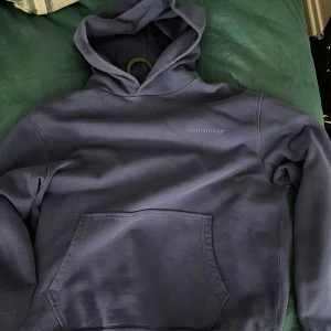 Mörkblå hoodie Adidas x Pharrell Williams - Säljer en snygg mörkblå hoodie från Adidas i samarbete med Pharrell Williams. Den har använts varsamt