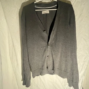 Cardigan - Tja, säljer nu denna koftan ifrån märket pier one. Grymt skick och har inga defekter över huvud taget. Snabb affär uppskattas. Mvh