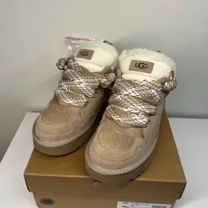 Säljer ett par supermysiga beige lowmel från UGG i nytt skick.  Dem är helt nya aldrig använda!Kommer i originalkartong samt all tillbehör medföljer. Storlek 38. 