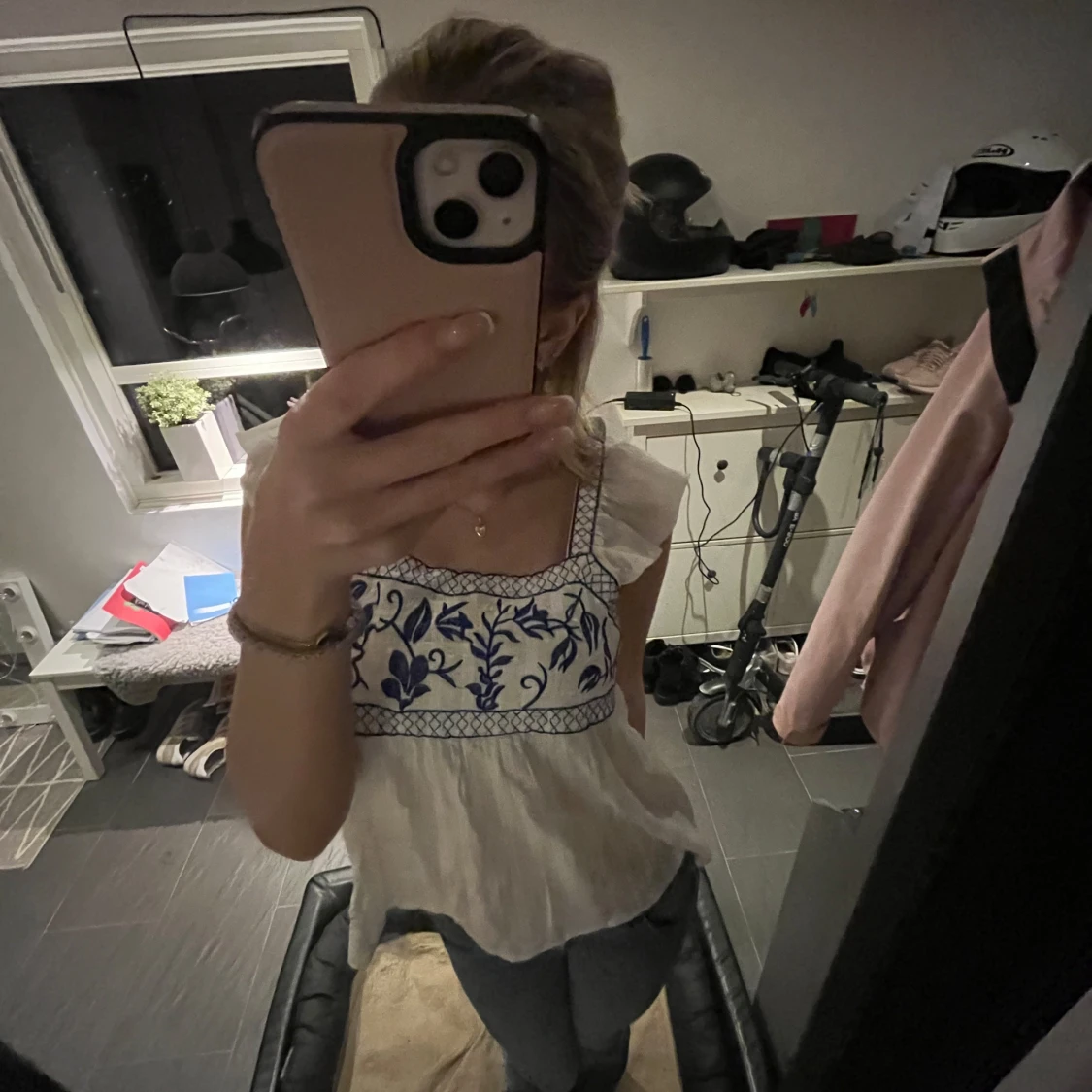 Vit blus med blått broderi - 91