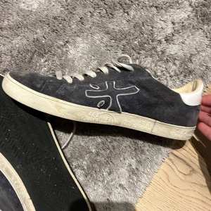 Mörkblåa  Premiata - Säljer ett par riktigt feta skor från Premiata i bra skick. För endast 2000 kr nypris 3400kr De har en cool design med vita detaljer och snörning. Perfekta för både vardag och fest! Sulan är i gott skick och insidan är bekväm. Tveka inte på att höra av er vid minsta fundering