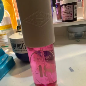 Mist  Sol de Janeiro Cheirosa 48 - Sol de janiero nr 48,, Lite taget i den , ni ser på bilderna . Finns i Åmål 