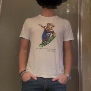 Polo Bear från Ralph Lauren - Säljer en vit t-shirt från Ralph Lauren med den ikoniska Polo Bear. Väldigt eftertraktad! Nypris ca 1300kr, mitt pris 350 (diskuterbart)PAKETPRIS FÖR ALLA 3 RALPH LAUREN T-SHIRTSEN- 800kr!)