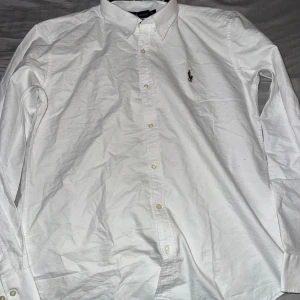 Ralph Lauren Skjorta - Säljer denna jätte fina Ralph Lauren skjorta Den är för stor för mig Helt ny och oanvänd  Storlek är XL men passar även L