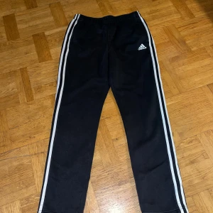 Adidas byxor  - Adidas byxors i riktigt bra skick, 9/10! Skriv vid minsta fundering  Storlek: Medium 