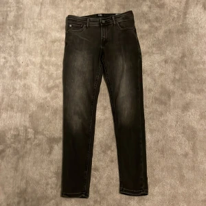 Svarta Jack & Jones jeans - Tja! Säljer ett par snygga svarta jeans från Jack & Jones.