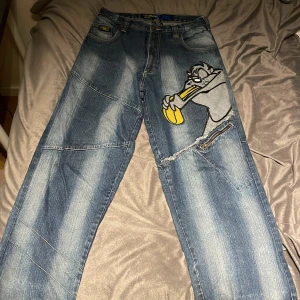 feta jeans med tazzzz på - feta jeans med taz från looney toons på, riktigt fet wash på jeansen också.
