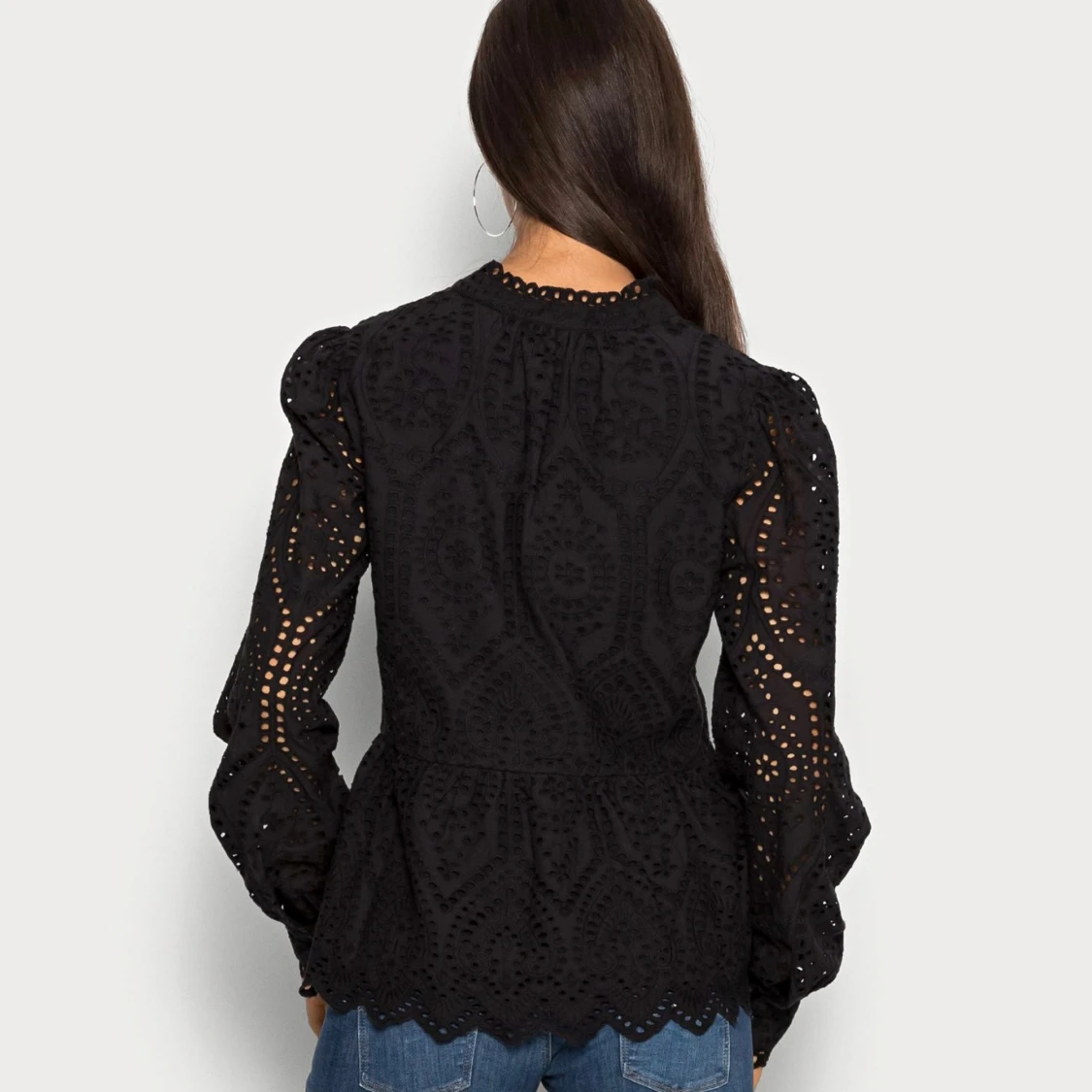 Svart blus med spetsdetaljer - 91